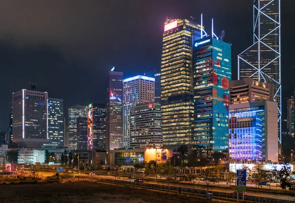 Hongkong, Kína - 2016. január 18.: Connaught Road Central, Aia Central Tower, Ccb China Reconstruction Bank Tower, Bank of America Tower. Hong Kong éjszakai városkép. — Stock Fotó