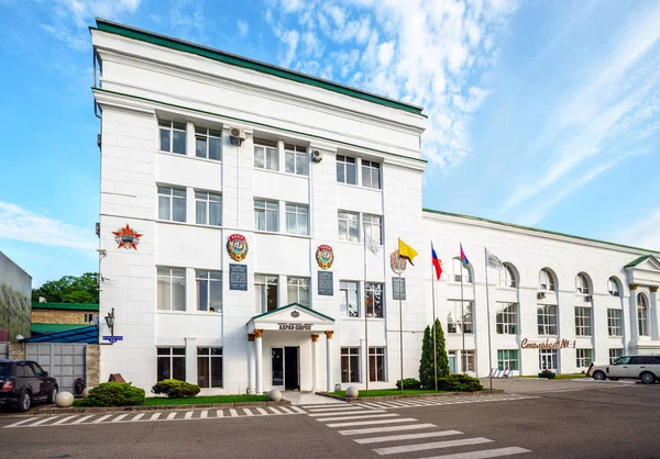 Abrau-Durso, Rusia - 15 de junio de 2016: Edificio administrativo de la planta de producción de vino Abrau Durso por Novorossiysk. Vista frontal de oficina . — Foto de Stock