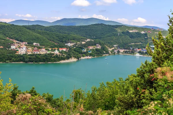 Abrau Lake och Abrau-Durso by vid Novorossiysk på solig sommardag. Kaukasus, Ryssland — Stockfoto