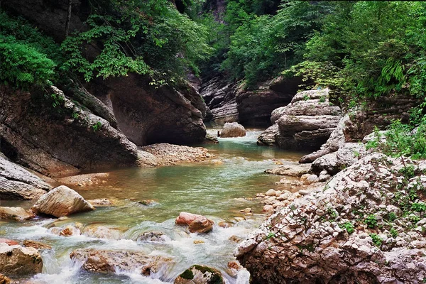 Canyon di Guam e fiume Kurdzhips in estate. villaggio Guamka, regione di Krasnodar, Russia, montagne del Caucaso . — Foto Stock