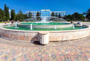 Anapa, Rusya - 29 Mayıs 2017: Anapa şehir merkezi yönetim binasının önündeki şehir meydanında çeşme kompleksi. Yaz günü güneşli Anapa kasabası