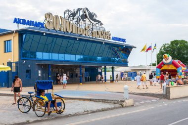 Anapa, Rusya - 26 Temmuz 2017: Zolotoy Plyazh, ya da yazın Anapa tatil köyündeki Golden Beach su parkı binası. Ön manzara. Anapa Gün Işığı Kasabası