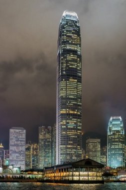 Hong Kong - 18 Ocak 2016: IFC Kulesi, Hong Kong 'un 415 metre yüksekliğindeki ikinci en yüksek binasıdır.