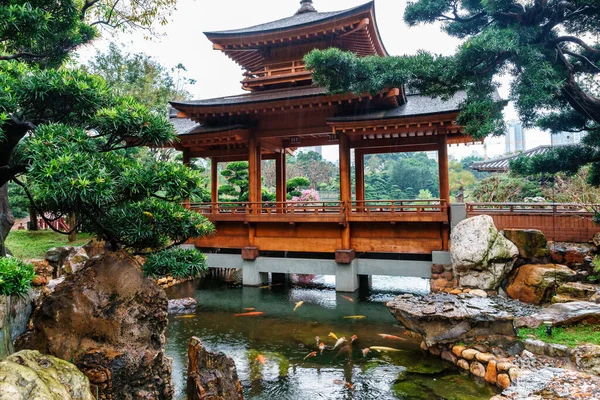 Pagode Tradicional Chinês Madeira Junto Lagoa Com Peixes Truta Nan — Fotografia de Stock