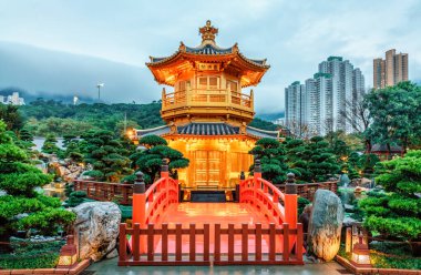 Hong Kong, Çin - 22 Ocak 2016: Geleneksel olarak Diamond Hill 'deki Nan Lian Garden' daki Mutlak Mükemmellik Altın Pagoda Budist Pavyonu popüler bir şehirdir.