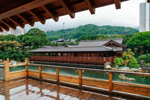 Hong Kong, Çin - 19 Ocak 2016: Hong Kong Diamond Hill 'deki Nan Lian Garden' da göletin kenarındaki çay restoranı