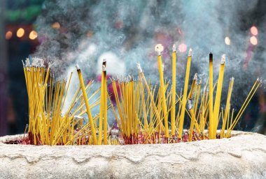 Sarı Budist dua çubukları Po Lin Manastırı, Lantau Adası, Hong Kong 'da yanıyor..