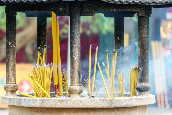 Bâtons Prière Bouddhistes Jaunes Différentes Tailles Brûlant Dans Encensoir Monastère — Photo