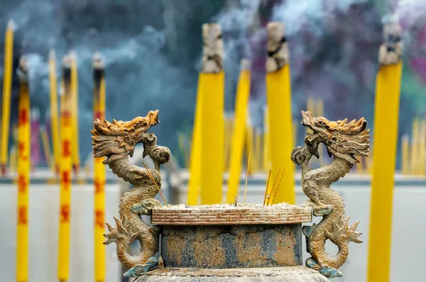香港のランタウ島のPo Lin修道院で前景に装飾された検閲で仏教の祈りの棒を燃やす — ストック写真
