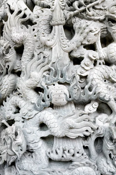 古代の石彫刻仏龍の装飾の詳細を閉じる — ストック写真