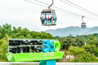 Hong Kong - 26 Ocak 2016: Hong Kong 'daki Lantau Adası' ndaki Ngong Ping 360 Skyrail dünyanın en inanılmaz teleferik deneyimi. Kablo kaldırma arka planında büyük işaret.