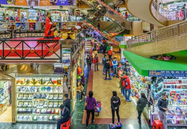 Shenzhen, Çin - 16 Ocak 2016: Modern içerikli çok katlı alışveriş merkezi, mağazalar ve insanların içinde görüldüğü ucuz Çin malları ticaret merkezi sayesinde müşteriler arasında popülerdir.