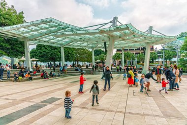 Hong Kong, Çin - 30 Ocak 2016: Stanley Plaza Hong Kong 'daki Hong Kong Adası' nda gündüz vakti. Geniş amfitiyatroda çocuk parkı. Çocuklar dışarıda oynuyor.