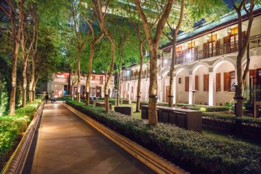 Hong Kong - 18 Ocak 2016: Tsim Sha Tsui 'nin kalbinde yer alan eski Deniz Polis Karargahı yenilendi ve çevre bölgenin kentsel dokusuna yeniden entegre edildi