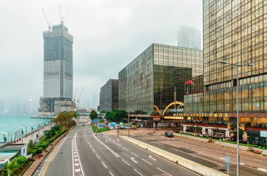 Hong Kong, Çin - 20 Ocak 2016: Tsim Sha Tsui ve İmparatorluk Merkezleri, Salisbury Road ve Tsim Sha Tsui Gezinti Alanı 'nın karşısında Victoria Limanı ile karşı karşıya. Yeni Dünya Merkezi 'nin inşaatı sürüyor.