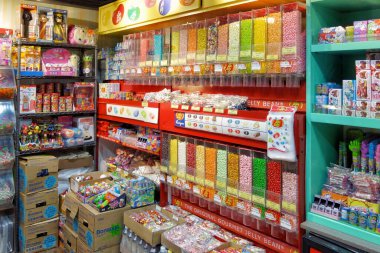 Hong Kong, Çin - 12 Ocak 2016: Victoria Tepesi 'ndeki şekerci dükkanında satılan tatlı renkli şekerlerin çeşitliliği