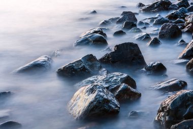 Bolşoy Utriş köyü, Anapa, Rusya 'nın Kayalık Karadeniz kıyısında uzun süre görülmüş manzara.