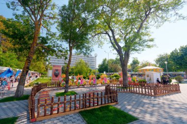 Anapa, Rusya - 29 Mayıs 2017: Anapa yaz güneşli şehir manzarası tatil beldesi. Çocuk parkı şehir seti görünümünde