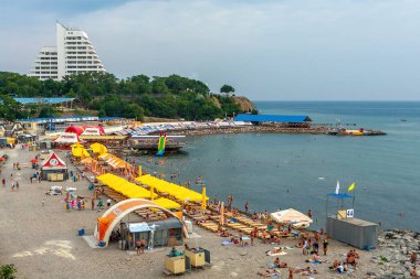 Anapa, Rusya - 26 Temmuz 2017: Malaya Körfezi, Anapa tatil beldesi. İnsanlar Malaya Bukhta sanatoryumundaki Karadeniz 'in taşlı sahillerinde dinleniyorlar. Anapa tatil ve tatil için popüler bir seyahat merkezidir.