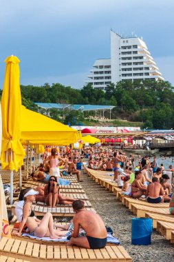 Anapa, Rusya - 26 Temmuz 2017: Malaya Körfezi, Anapa tatil beldesi. İnsanlar Malaya Bukhta sanatoryumundaki Karadeniz 'in taşlı sahillerinde dinleniyorlar. Anapa tatil ve tatil için popüler bir seyahat merkezidir.