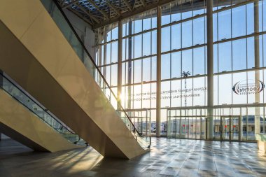 Sochi, Rusya - 1 Eylül 2014: Ana Olimpiyat Medya Merkezi 'nin yeni modern binası şu anda Rusya Uluslararası Ekonomi Forumu' nun mekanıdır. Ortam aydınlatmalı salon iç görünümü