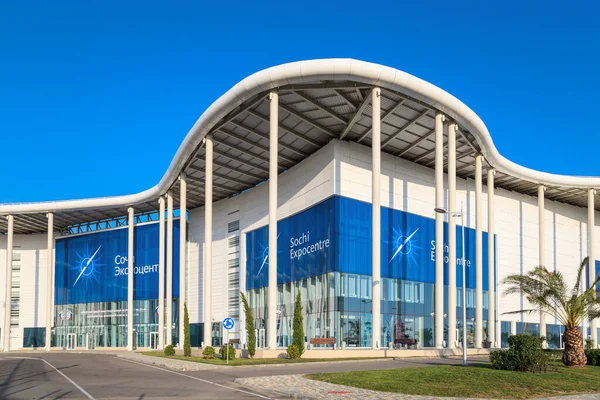 俄罗斯索契 2014年9月1日 俄罗斯主要奥林匹克媒体中心的新的现代建筑成为俄罗斯国际经济论坛的场地 夏日晴朗蓝天的入口景观 — 图库照片