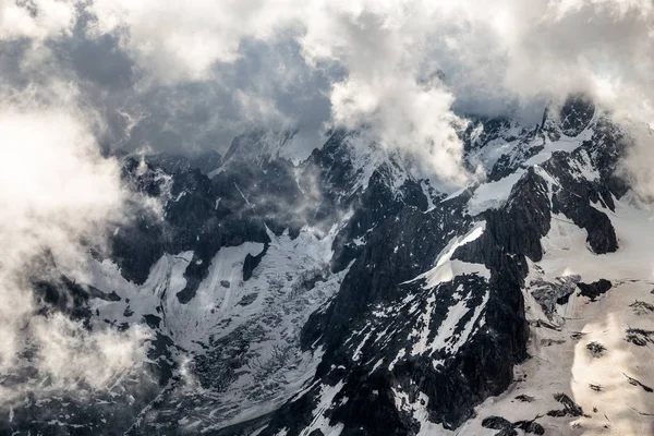 bulutlar tarafından kaplı dağ