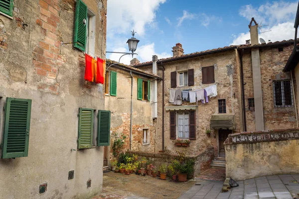 Güneş giysilerle kurutma ile sessiz bir İtalyan avlusu