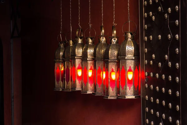 Kapının yanında asılı vintage Fas fenerleri bakır ve bronz perçin ile kaplı
