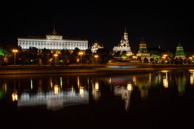 Moskova, Rusya - Temmuz, 17 2016: Nehir ve gemi gölgesi yansıması ile gece Moskova Kremlin görünümünü
