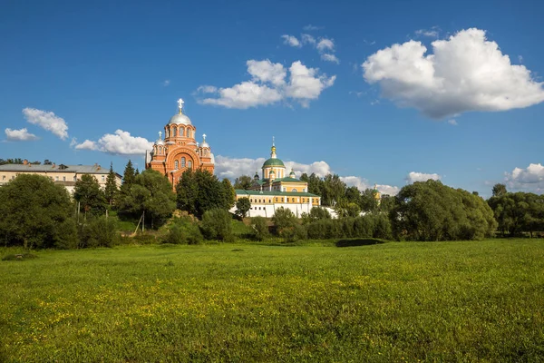 Manastır acathedral bir yaz gününde ön plan üzerinde bir alan kırmızı tuğla ile 