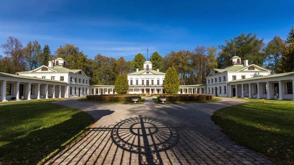 Serendnikovo manor ön kapıdan gölgesinden ile avlusu