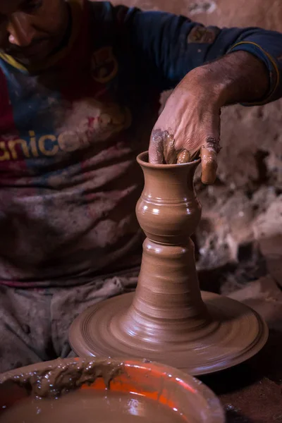 Potter'ın el kil pitcherlying çıkrık potter's üzerinde şekiller