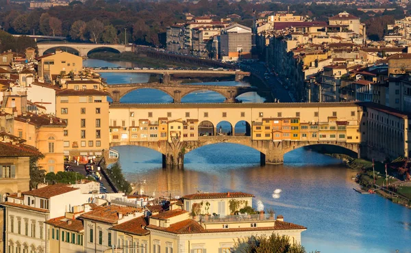 Arno Nehri ve Floransa'daki Ponte Vecchio Köprüsü şafak görünümü