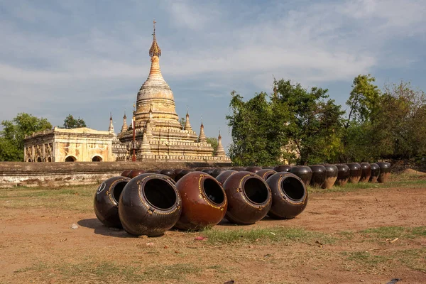 Budist stupa önünde güneşli meydanında yalan büyük seramik kaplar var