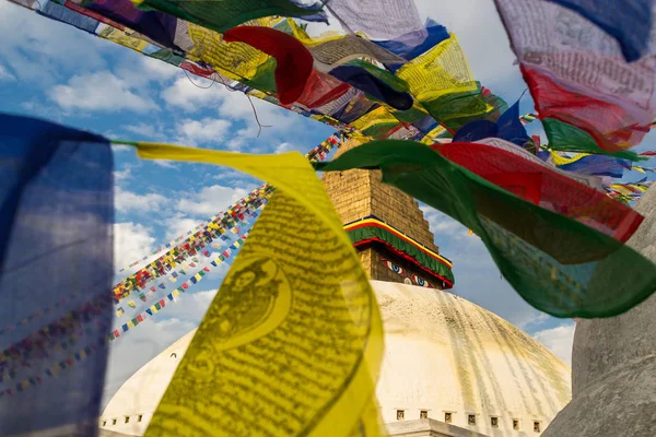 Dizeleri Budist stupa arka plan üzerinde dua bayrakları