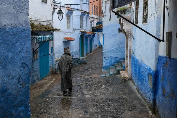 Bir erkek çizgili bir elbise, caddeden aşağı doğru gider