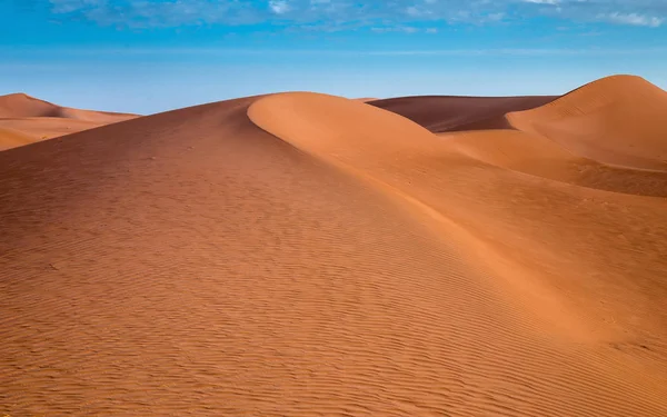 Güneş doğarken dalgalar kum tepeleri Sahara çöl
