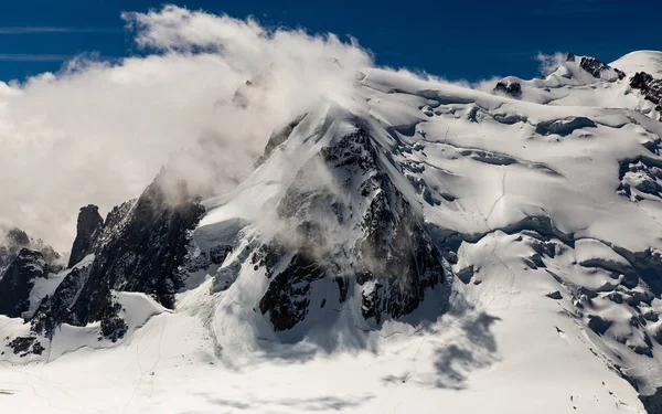Bulut dağ çığ asılı ile sarıldı.