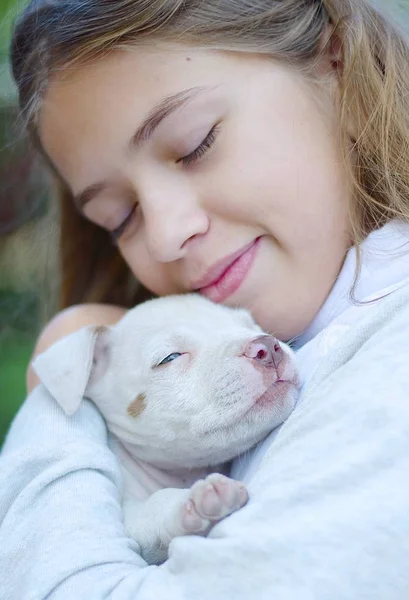 Giovane ragazza con un cucciolo — Foto Stock