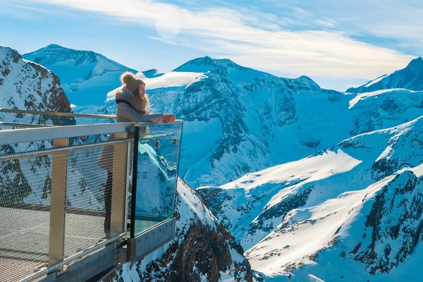 genç bir kız dağlar görünüyor ve dinlenme