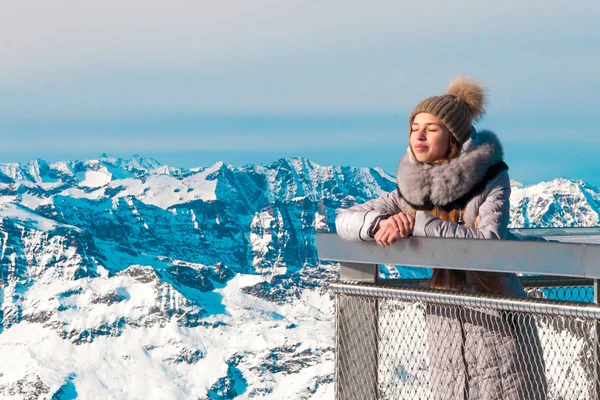 genç bir kız dağlar görünüyor ve dinlenme