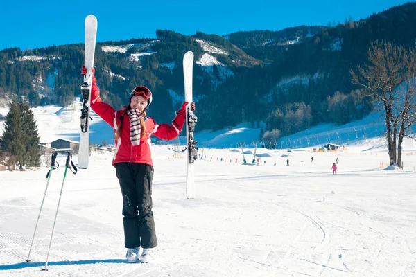 genç güzel kız bir kayak merkezinde