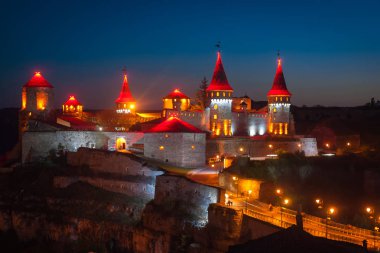 Kamenets Podolsky nehir kalede üzerinde gece manzarası. Ukrayna Doğu Avrupa tarihinin efsanesi