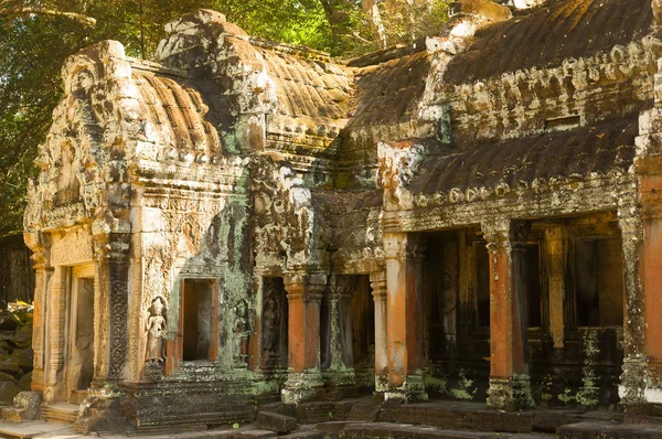 Kamboçya ünlü dönüm noktası. Dünyanın en büyük dini Anıt/Abide, Prasat Angkor Nokor Wat tapınak kompleksi, Siem biçmek. Antik Khmer mimarisi. Turistik seyahat hedef Asya. Miras