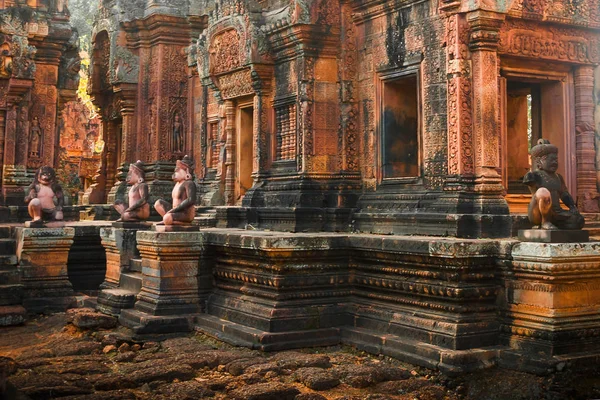 Kamboçya ünlü dönüm noktası. Dünyanın en büyük dini Anıt/Abide, Prasat Angkor Nokor Wat tapınak kompleksi, Siem biçmek. Antik Khmer mimarisi. Turistik seyahat hedef Asya. Miras