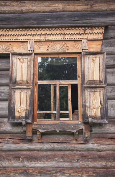 Fenster eines Holzhauses — Stockfoto