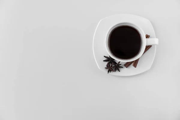 Белая Чашка Кофе Блюдцем Тремя Звездочками Аниса Палочками Каймона Белом — стоковое фото