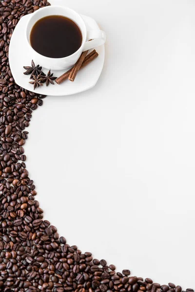 Белая Чашка Кофе Блюдцем Каемоном Звездными Цветками Аниса Посыпанными Кофейными — стоковое фото