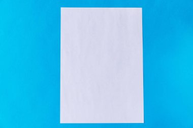 Mavi arka planda A4 beyaz kağıt. Metnin için yeri olan Instagram 'a yüklemek için harika.